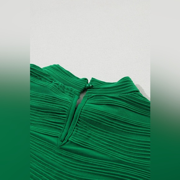 Dark Green Wavy Textured Mock Neck Cap Sleeve Top - Picture 5 of 11